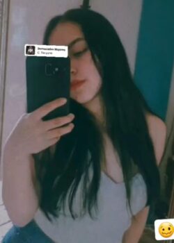Daniela Ayala Tomandose un Selfie 9